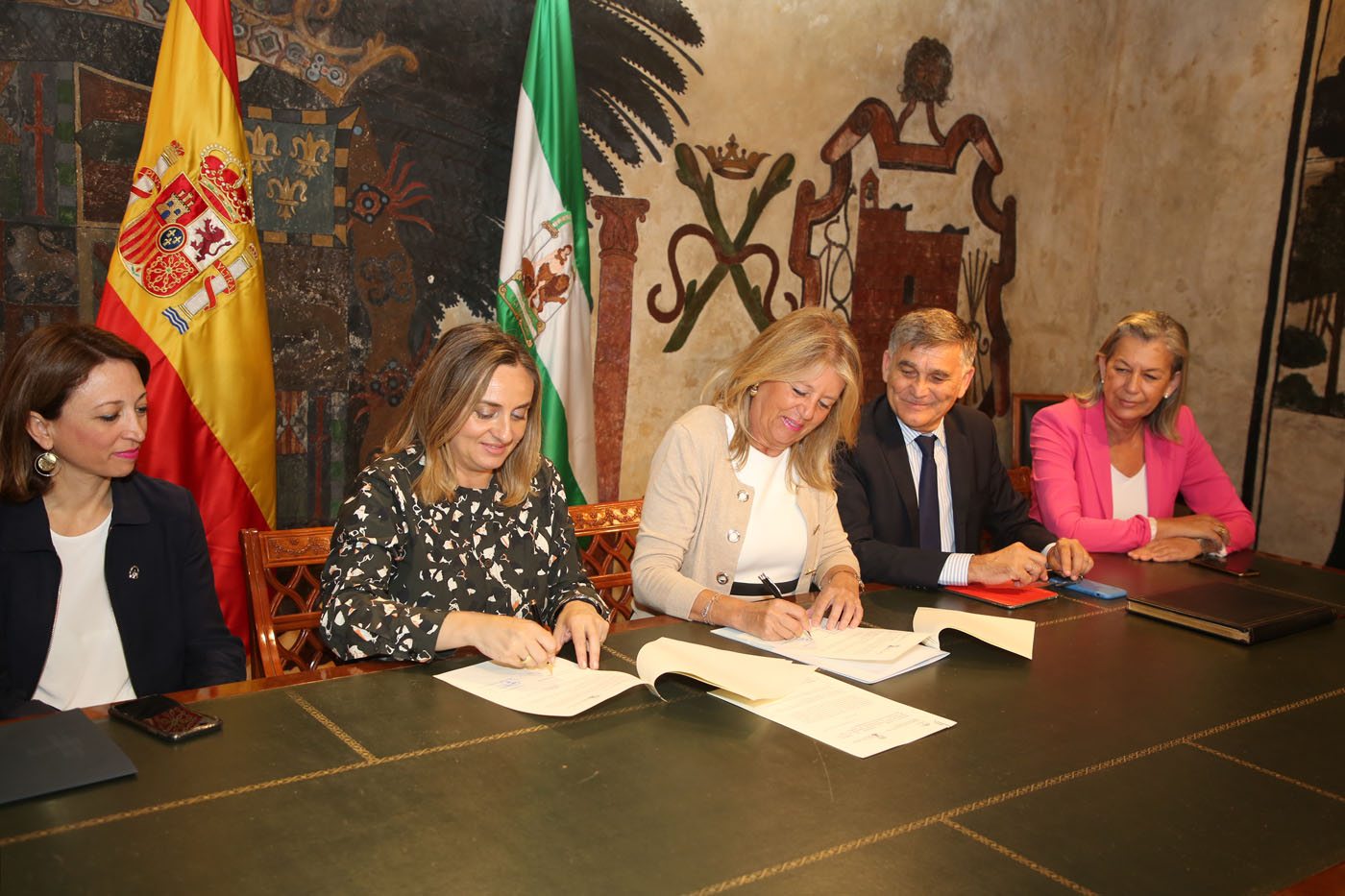Ayuntamiento y Junta de Andalucía firman un protocolo para mejorar la seguridad en el tramo urbano de la carretera de Istán